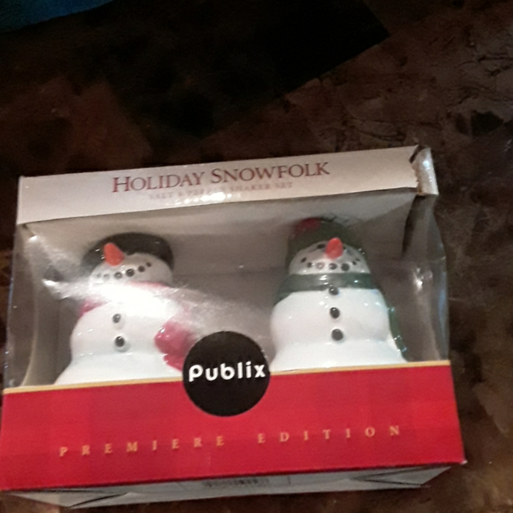 Holiday salt and pepper set